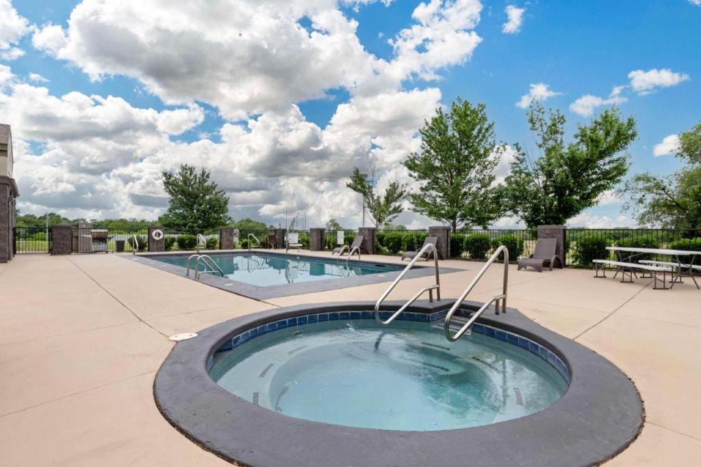 Best Western Locust Grove Inn & Suites Exterior photo